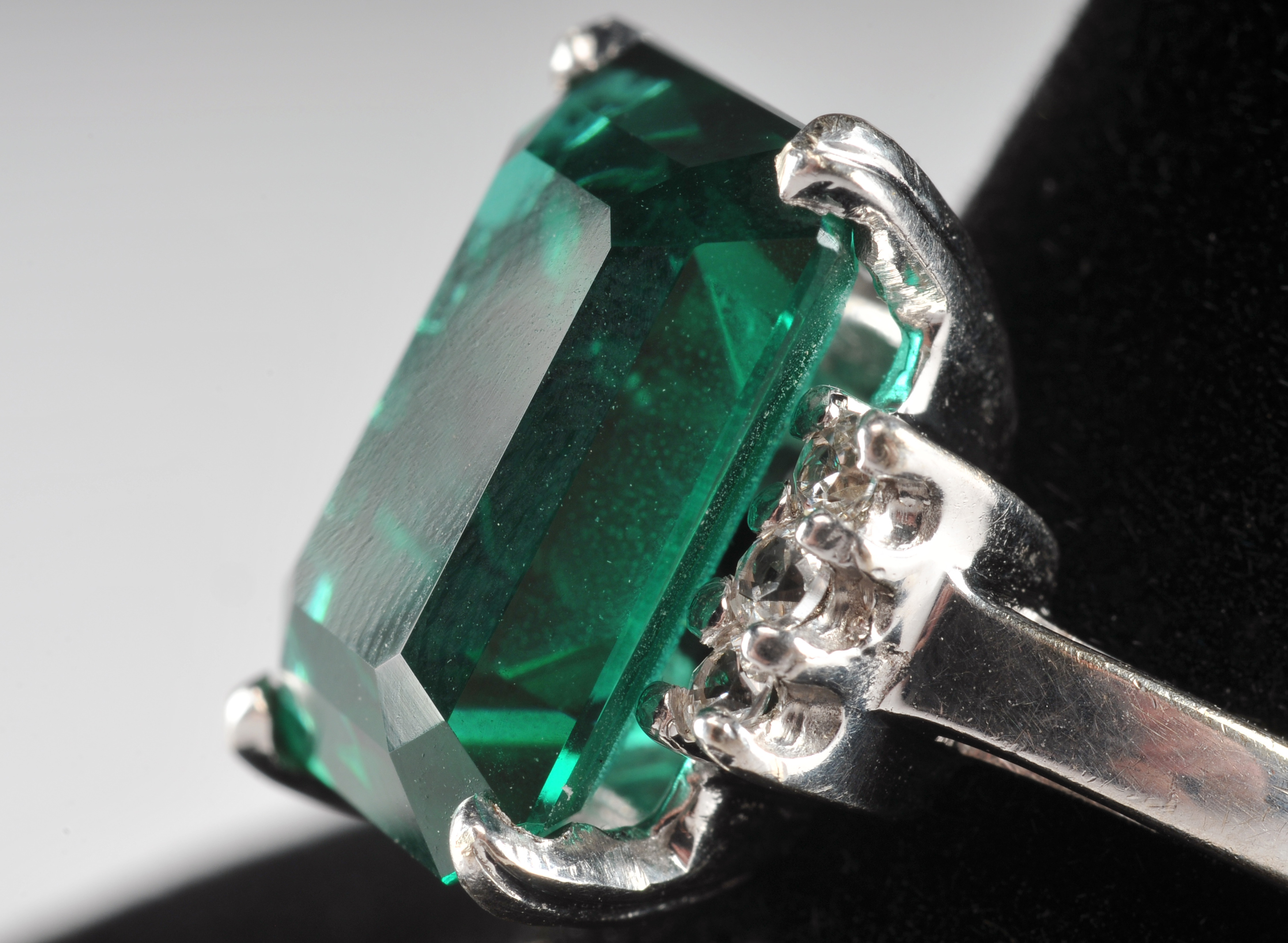 14 K white gold ladies ring with synthetic emerald and cubic zirconia stones