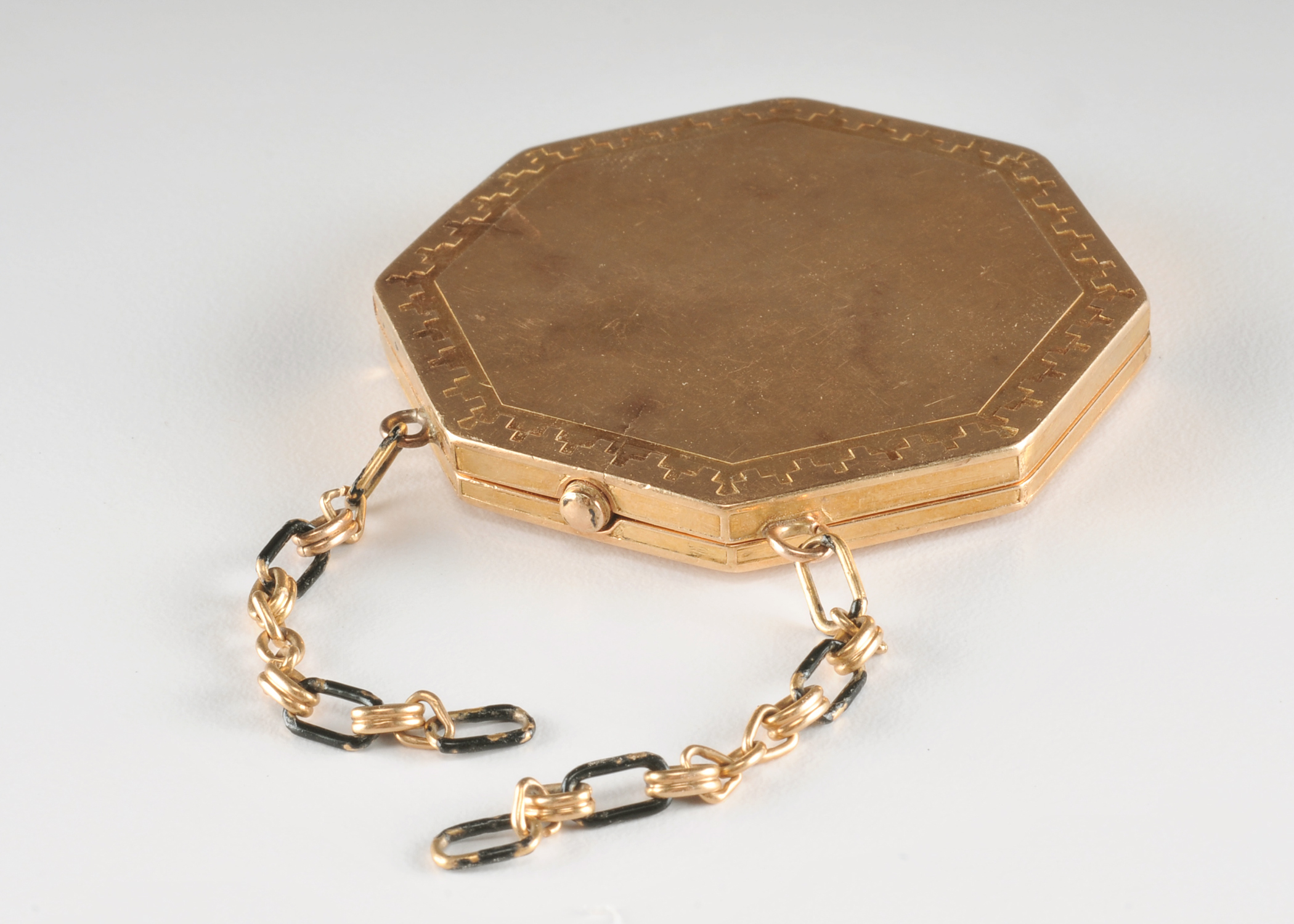 (33.4 dwt) Early 20th Century 14 K yellow gold compact with Greek key style design 
