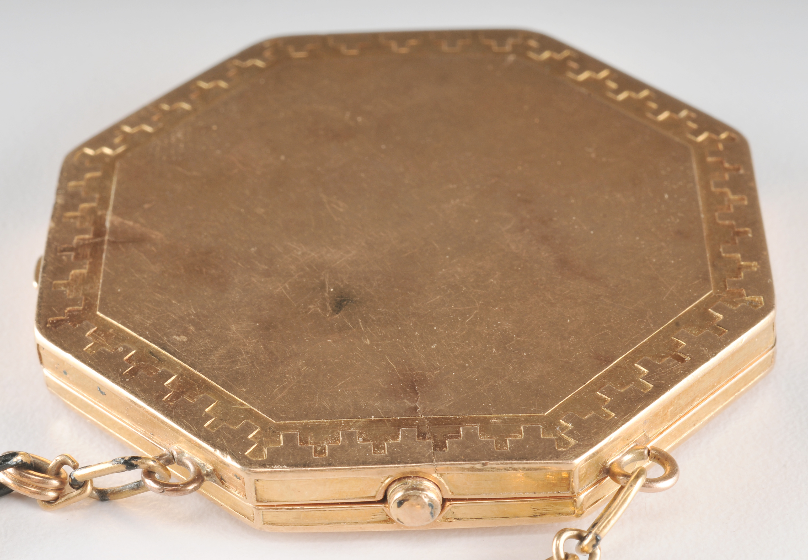 (33.4 dwt) Early 20th Century 14 K yellow gold compact with Greek key style design 