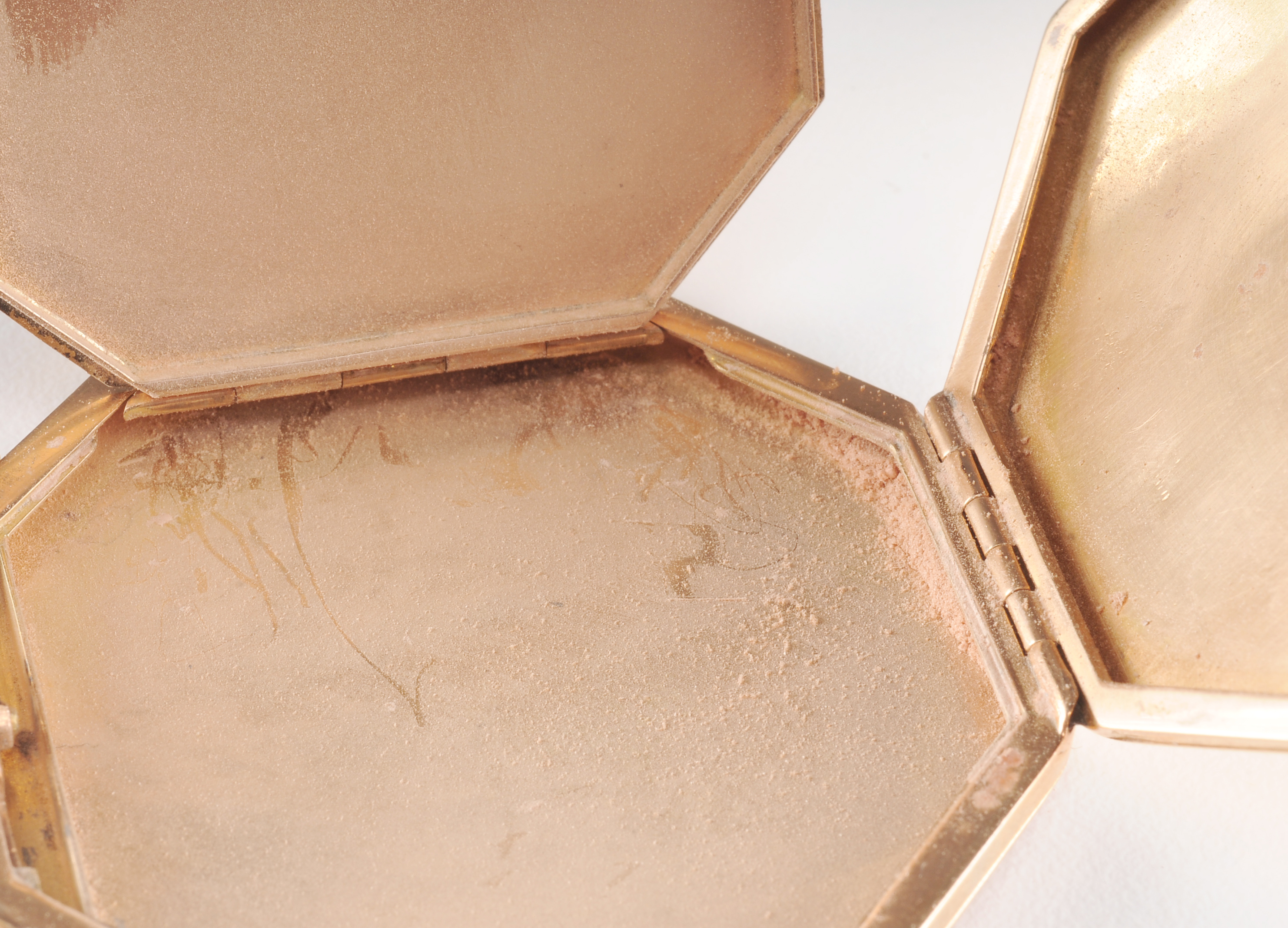 (33.4 dwt) Early 20th Century 14 K yellow gold compact with Greek key style design 