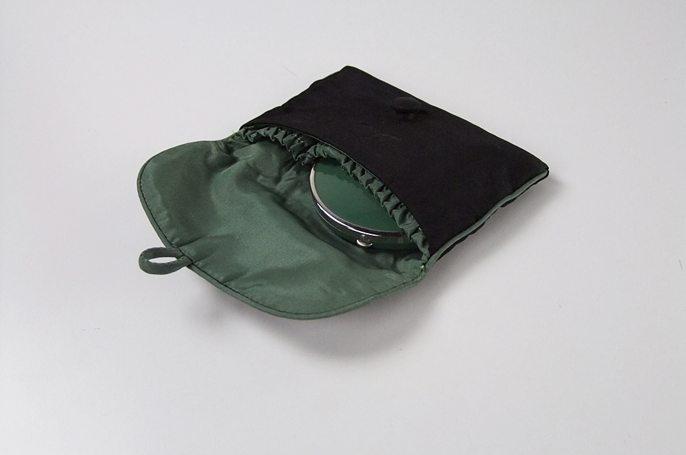 Lot of vintage accessories including an Art Deco enameled compact 