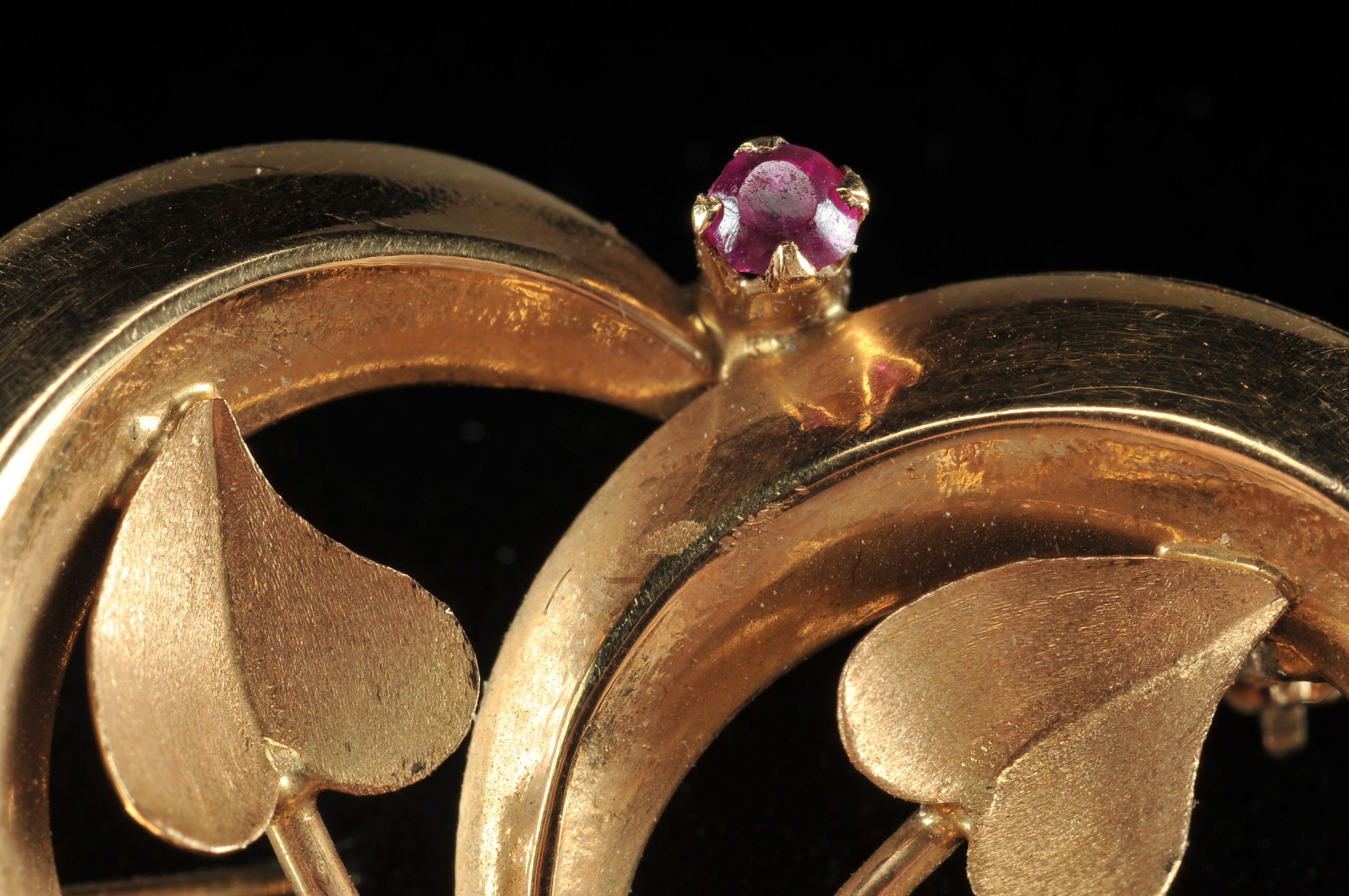 18 K yellow gold openwork wreath brooch