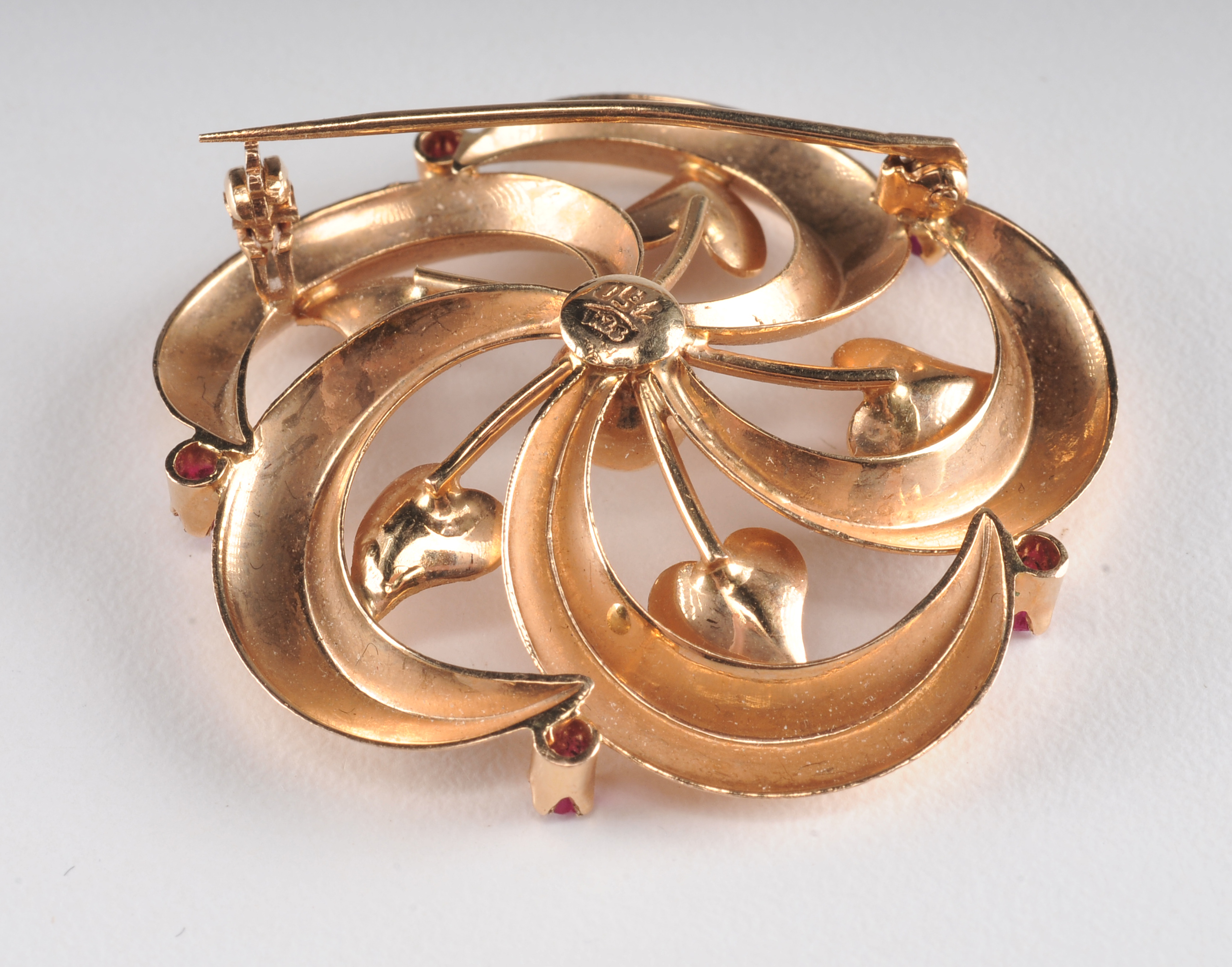 18 K yellow gold openwork wreath brooch