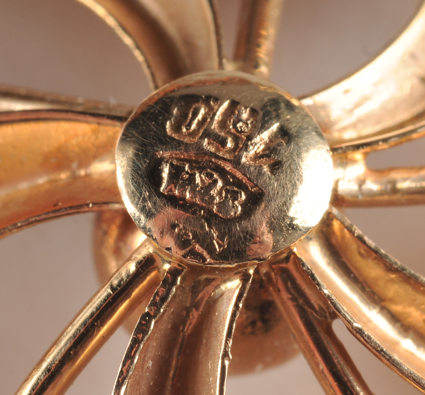 18 K yellow gold openwork wreath brooch