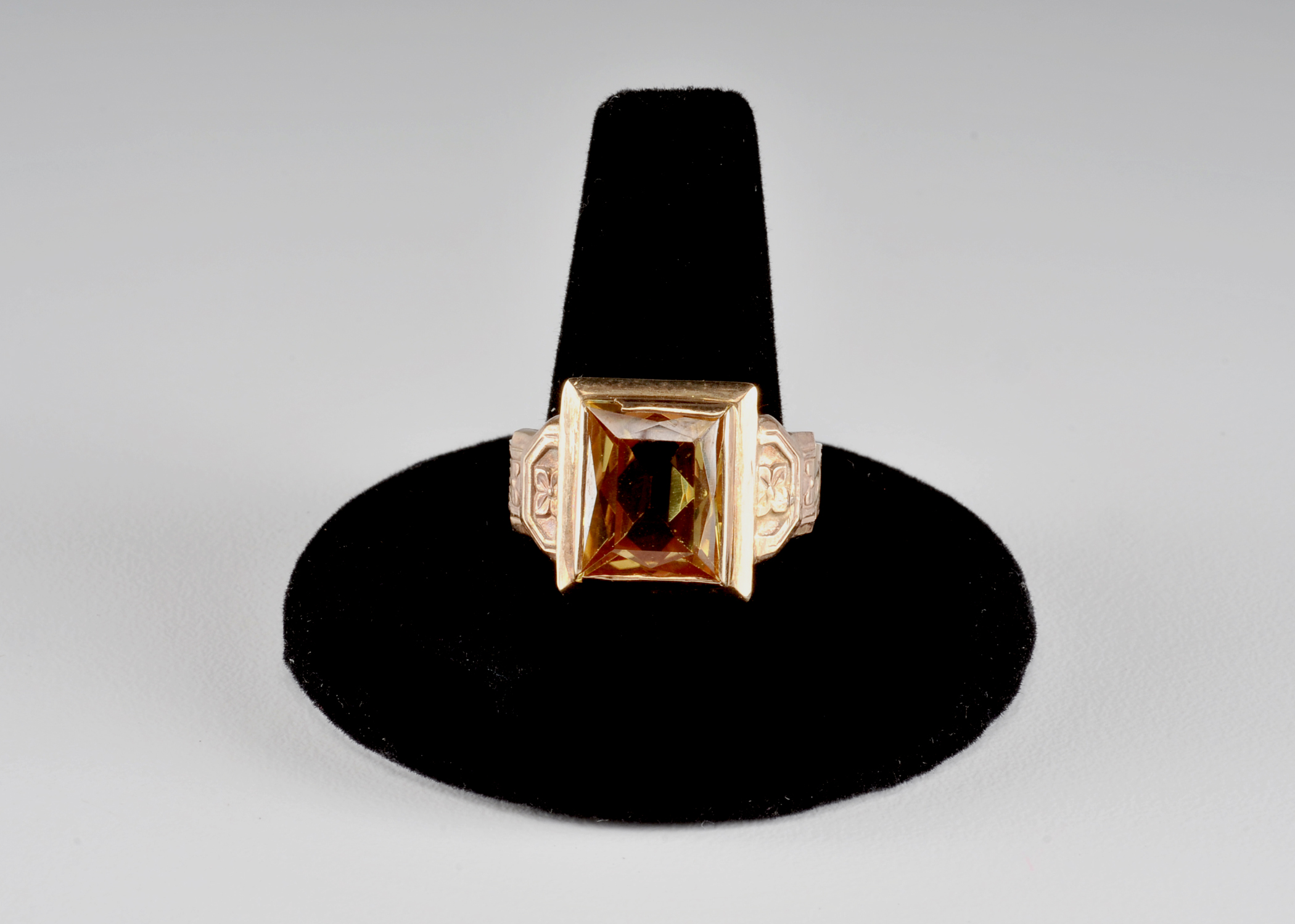 Antique Ladies synthetic yellow sapphire ring in goldtone