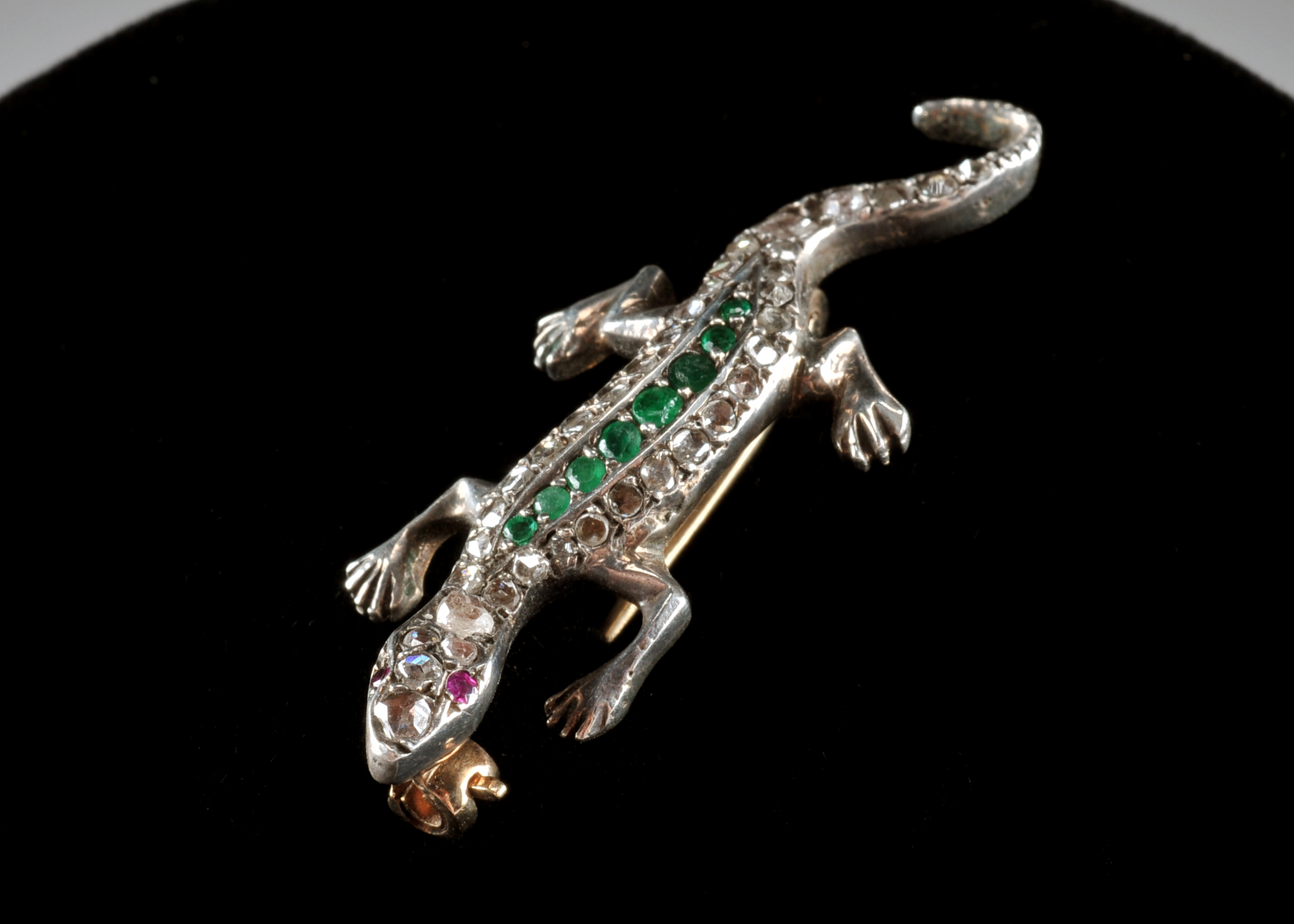 Lizard pin in 18 K yellow gold and silver with emeralds, rubies and diamonds