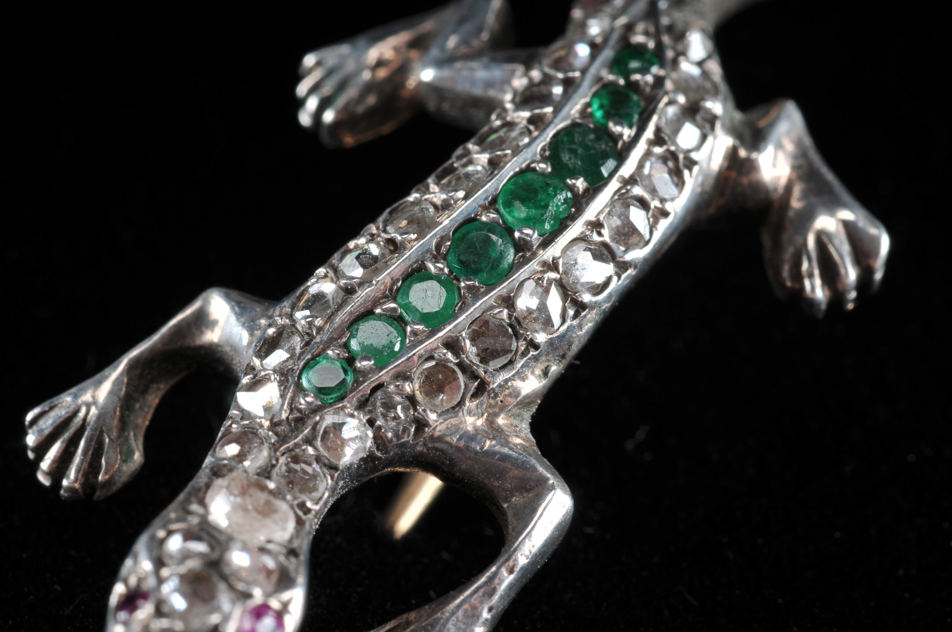 Lizard pin in 18 K yellow gold and silver with emeralds, rubies and diamonds
