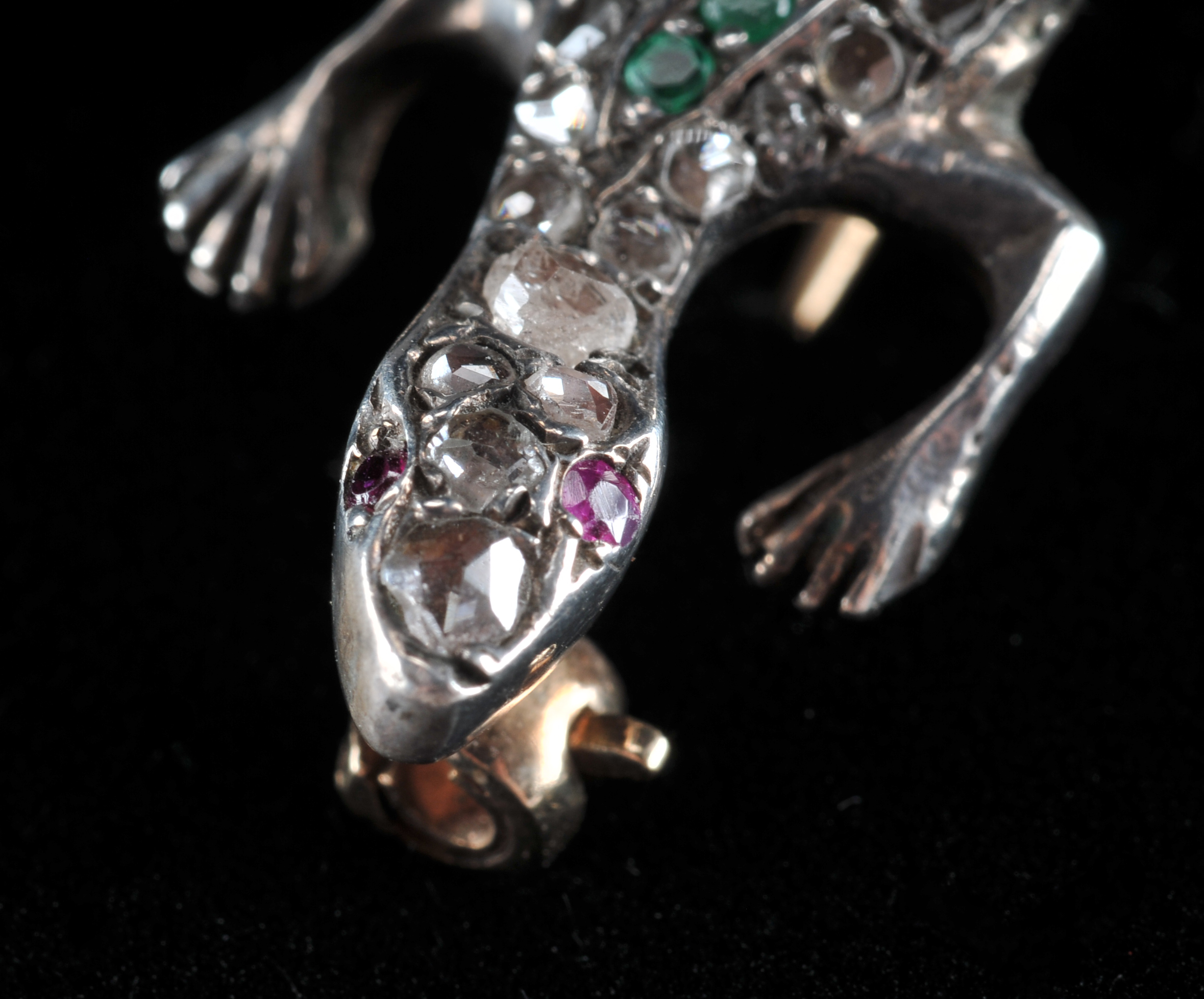 Lizard pin in 18 K yellow gold and silver with emeralds, rubies and diamonds