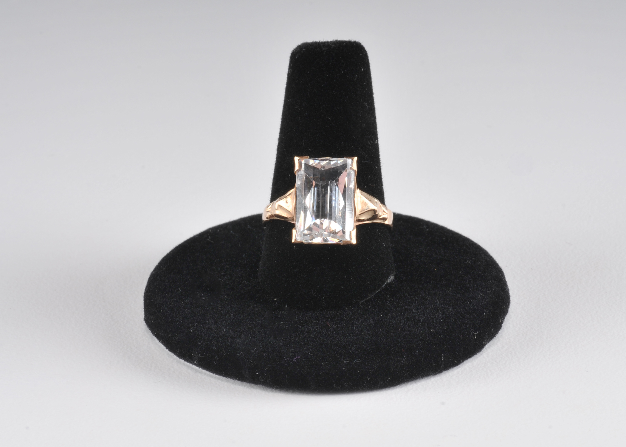 Stunning Ladies 14 K yellow gold ring with synthetic spinel