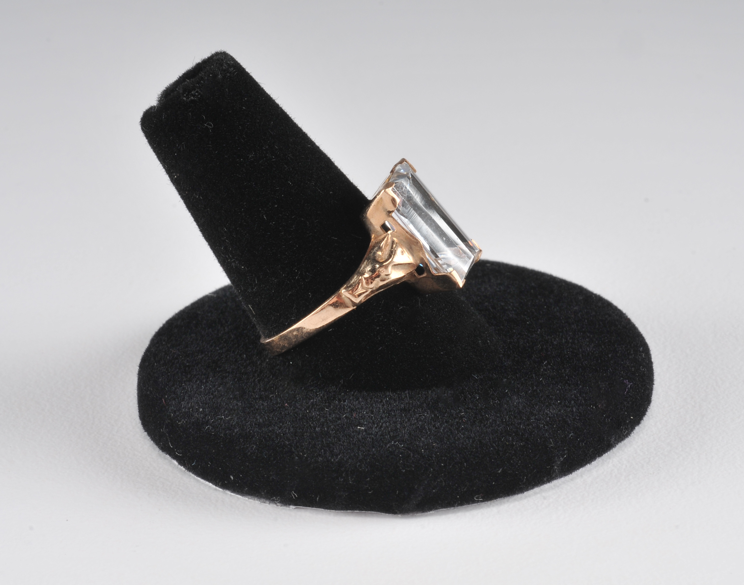 Stunning Ladies 14 K yellow gold ring with synthetic spinel