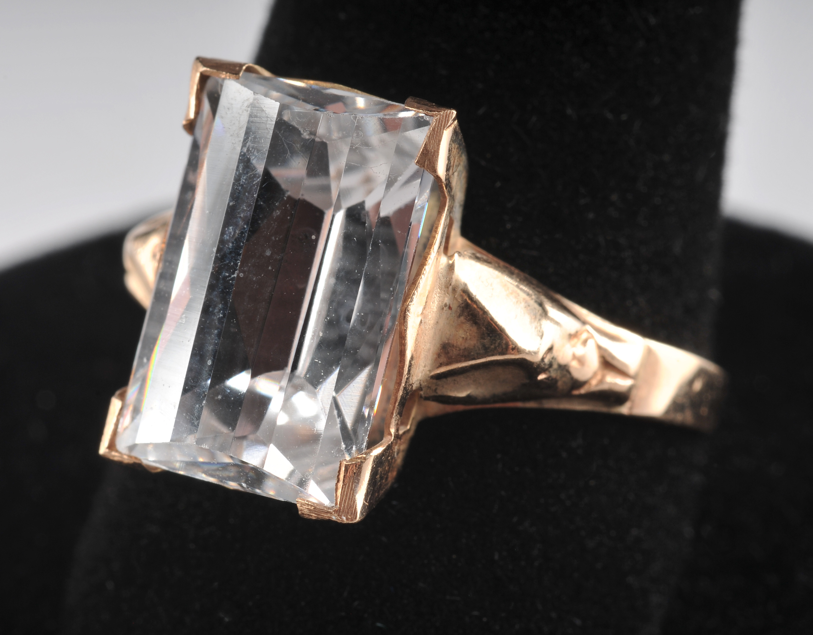 Stunning Ladies 14 K yellow gold ring with synthetic spinel