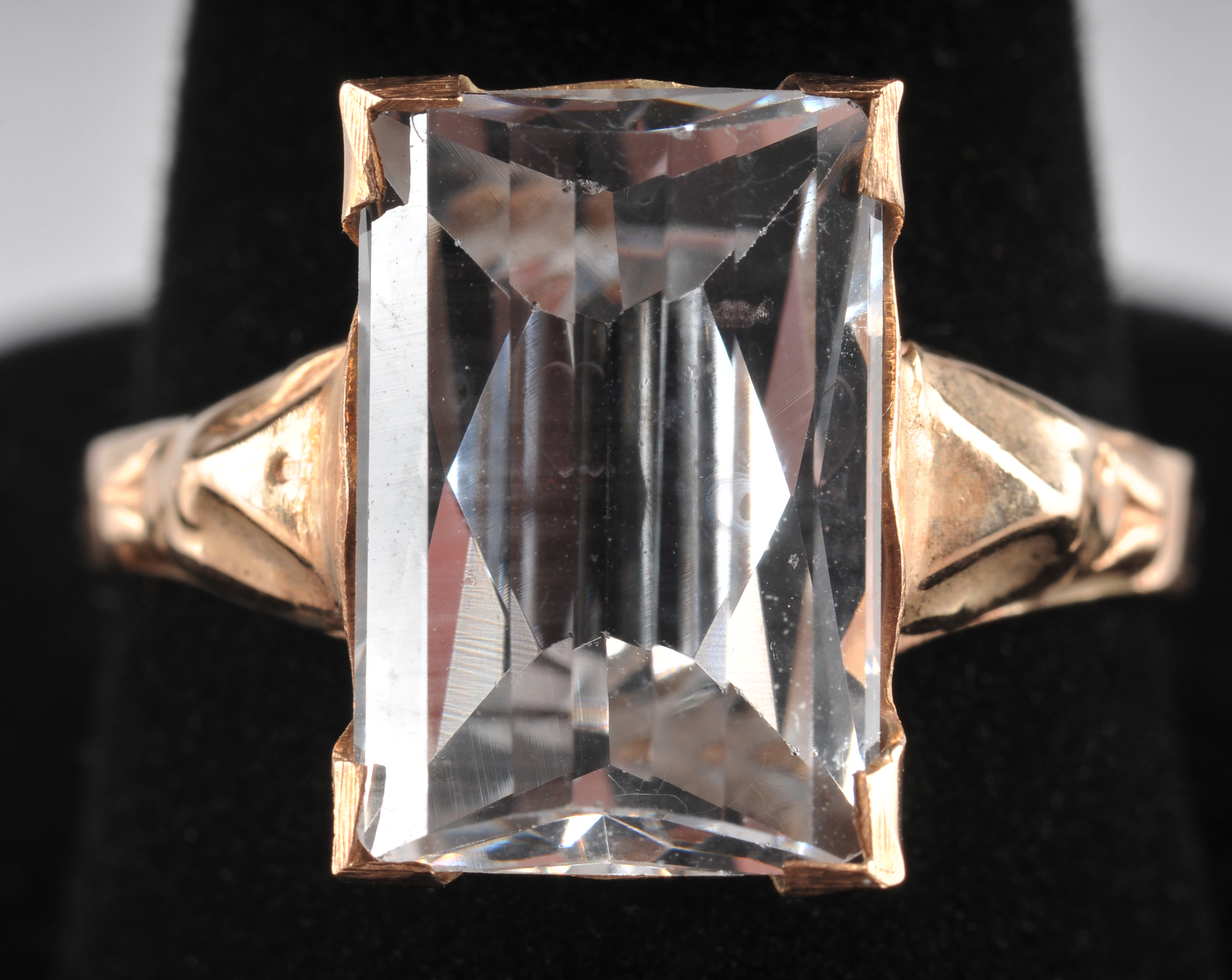 Stunning Ladies 14 K yellow gold ring with synthetic spinel