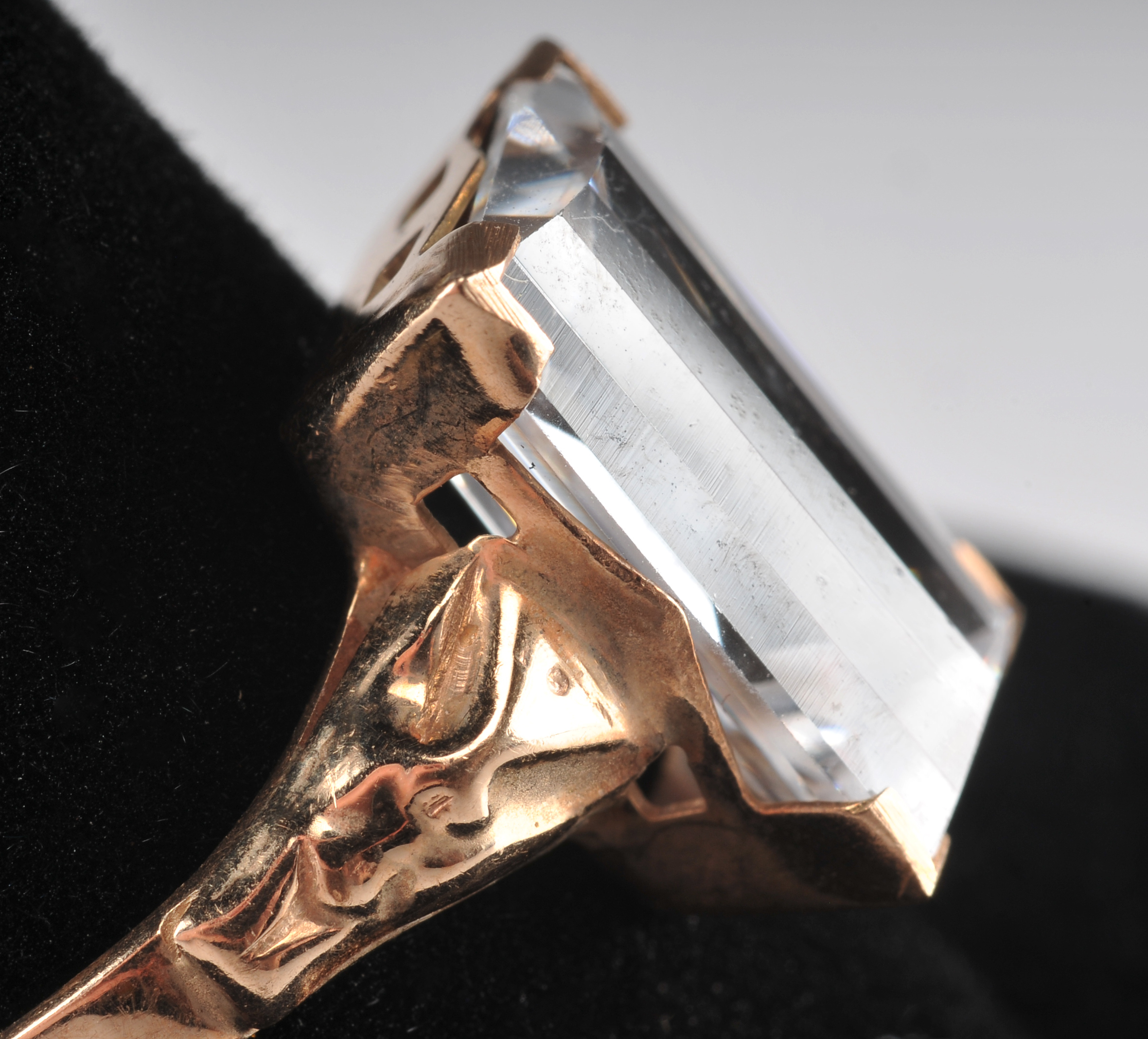 Stunning Ladies 14 K yellow gold ring with synthetic spinel