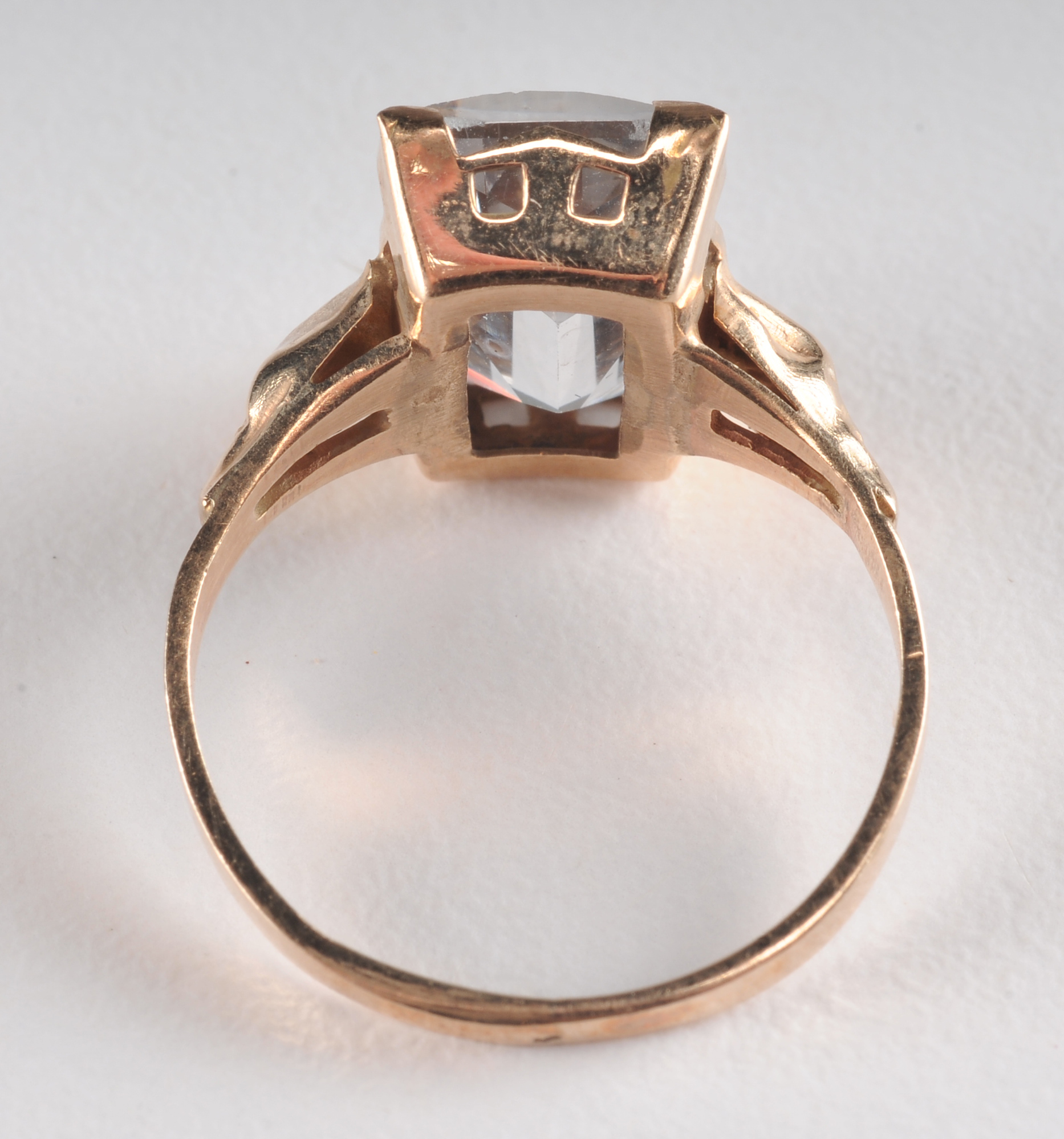 Stunning Ladies 14 K yellow gold ring with synthetic spinel