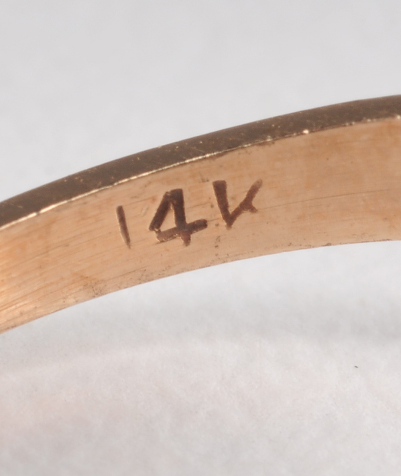 Stunning Ladies 14 K yellow gold ring with synthetic spinel