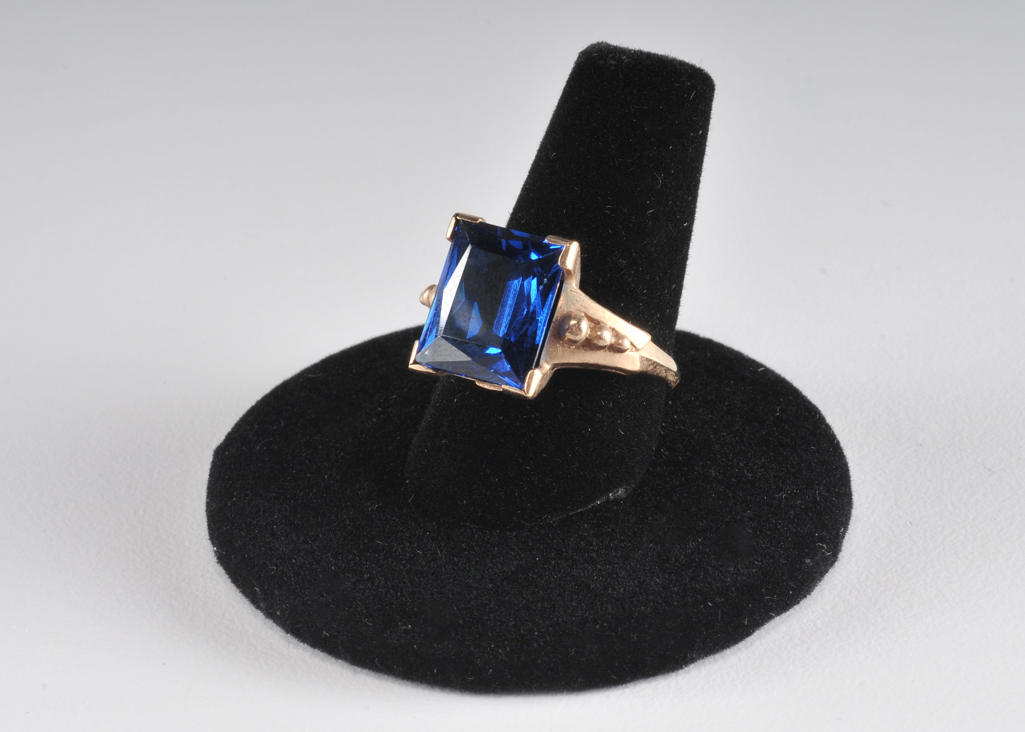 Gorgeous ladies 10 K yellow gold and blue synthetic spinel cocktail ring 