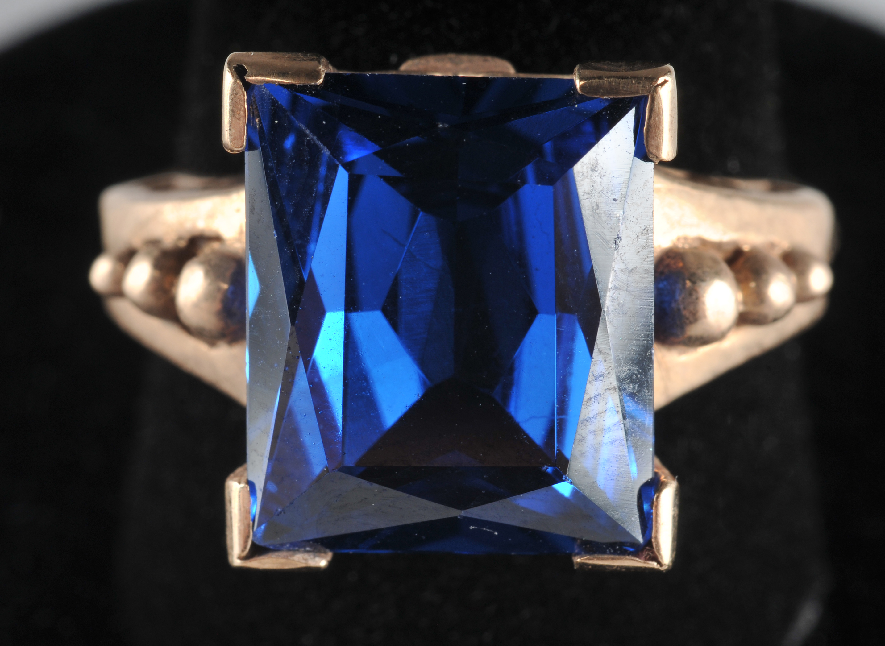 Gorgeous ladies 10 K yellow gold and blue synthetic spinel cocktail ring 