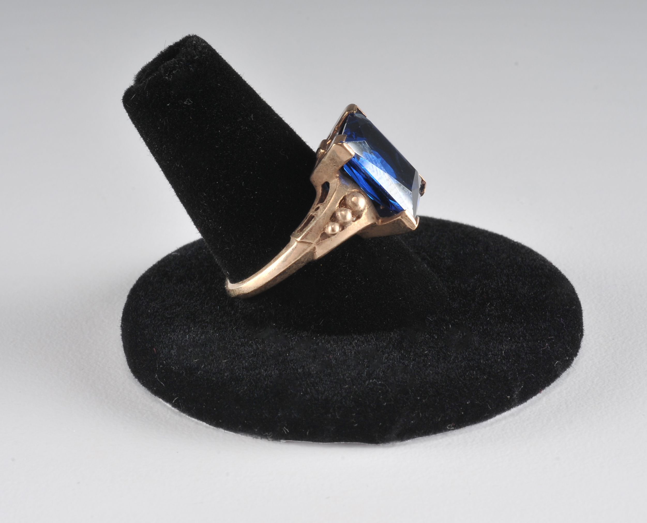 Gorgeous ladies 10 K yellow gold and blue synthetic spinel cocktail ring 
