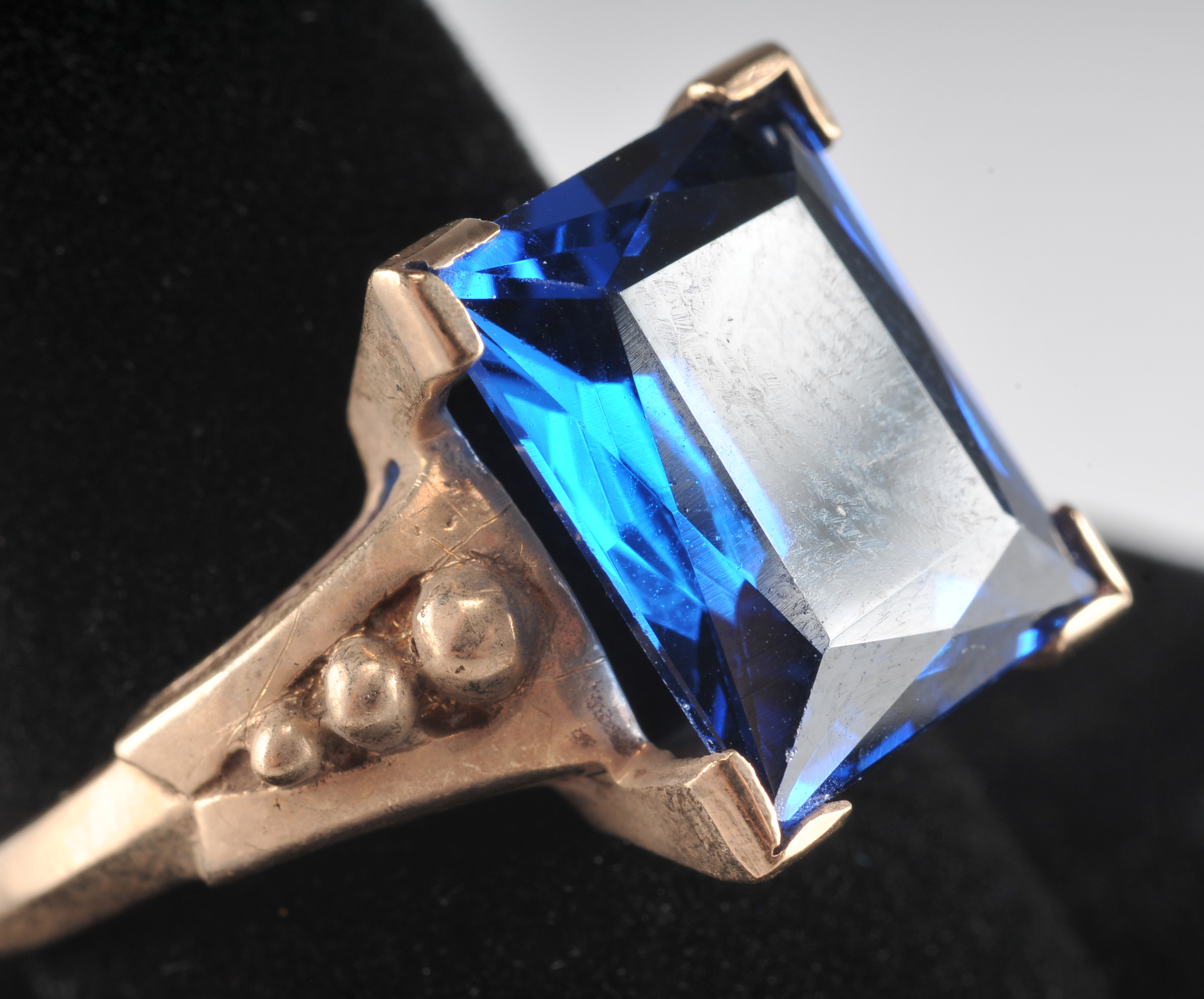 Gorgeous ladies 10 K yellow gold and blue synthetic spinel cocktail ring 