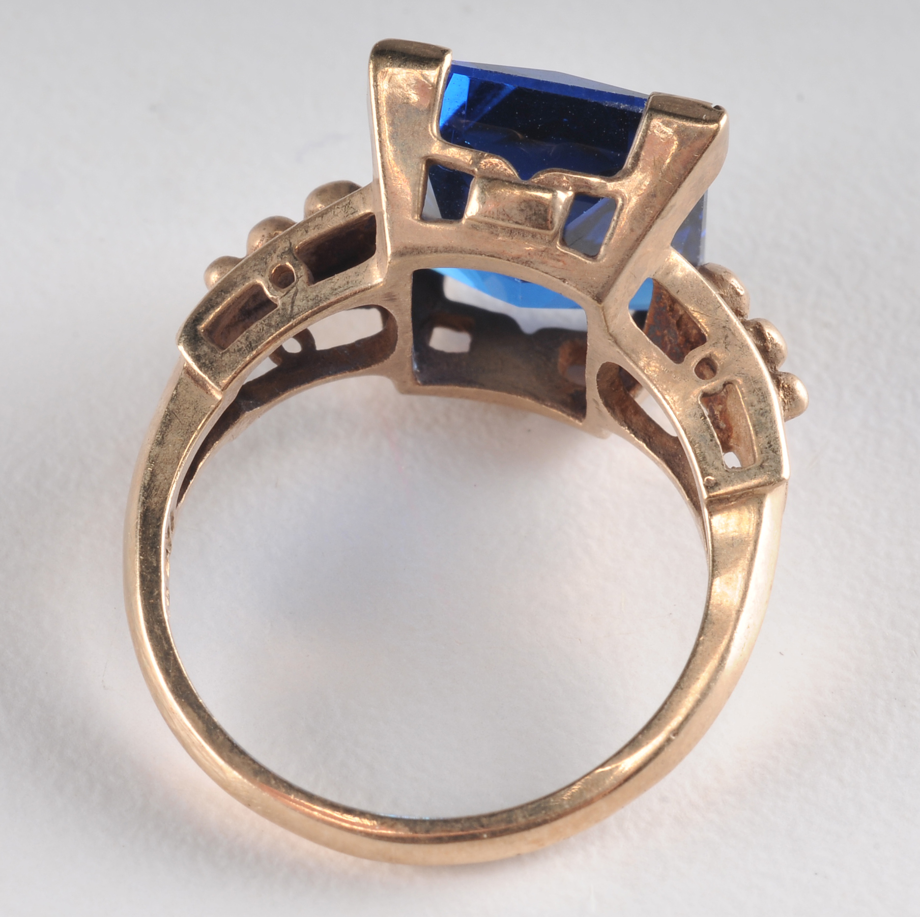 Gorgeous ladies 10 K yellow gold and blue synthetic spinel cocktail ring 