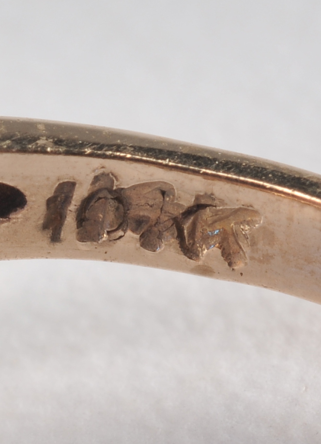 Gorgeous ladies 10 K yellow gold and blue synthetic spinel cocktail ring 