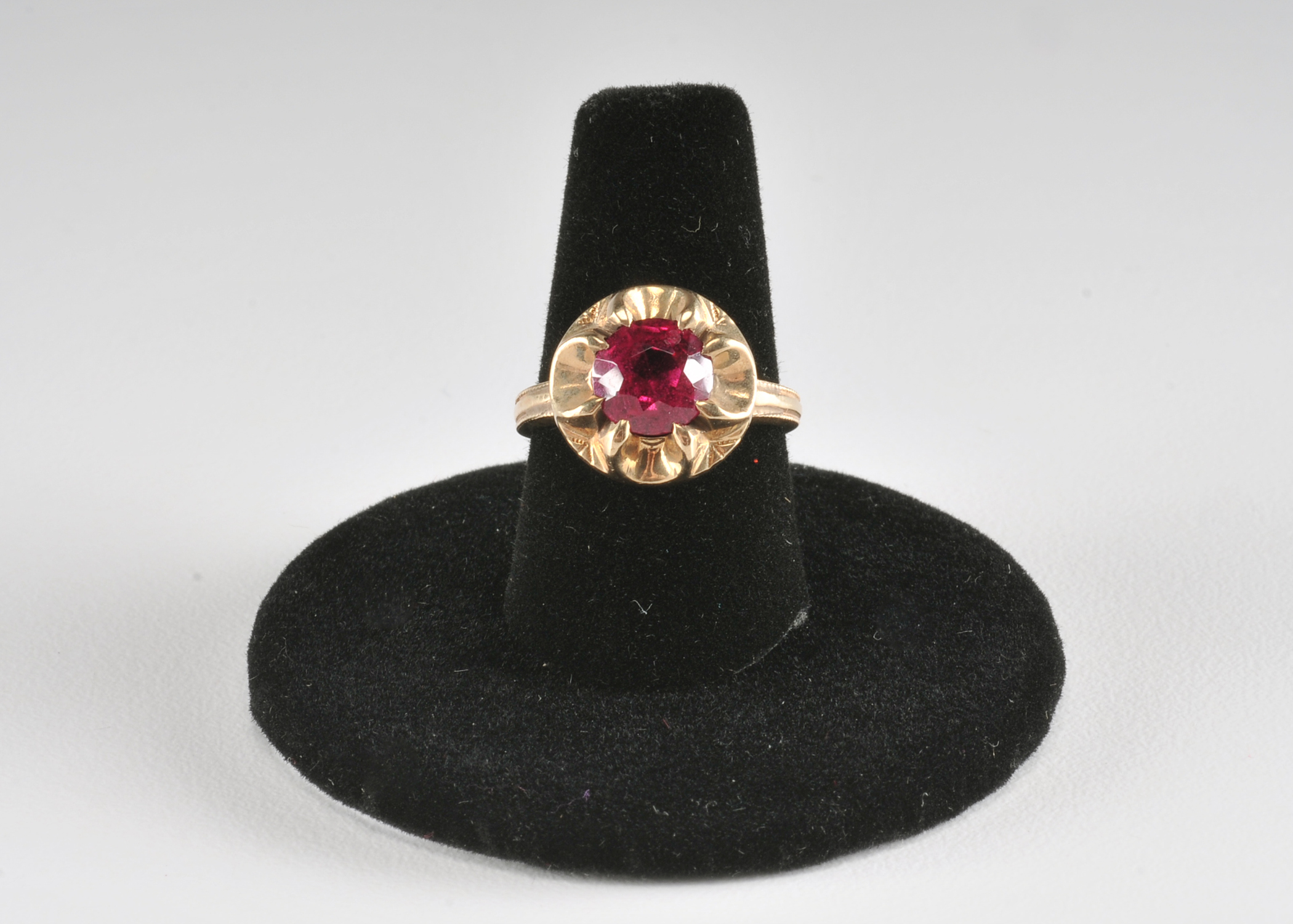 Unique 10 K yellow gold Ladies ring with synthetic ruby