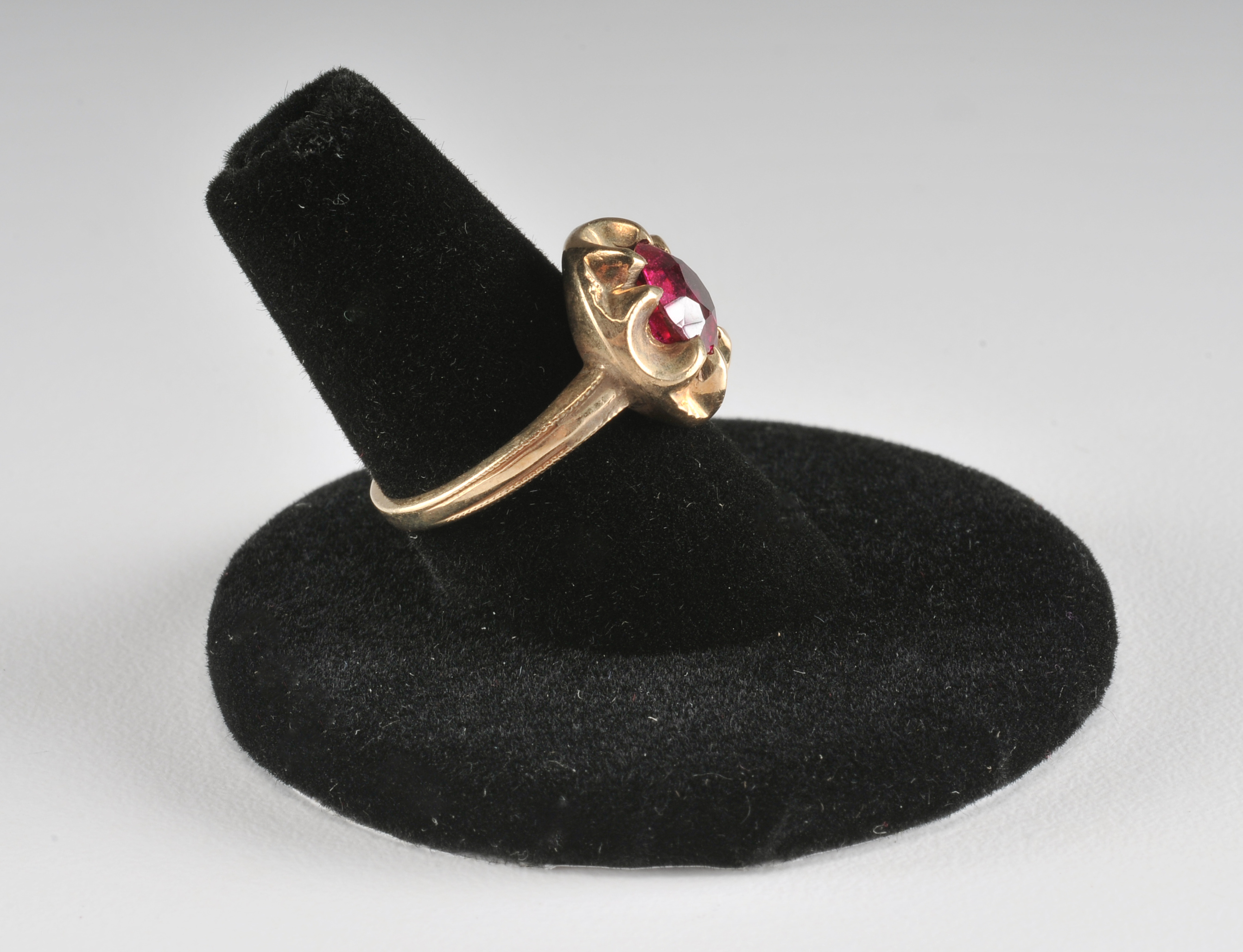 Unique 10 K yellow gold Ladies ring with synthetic ruby