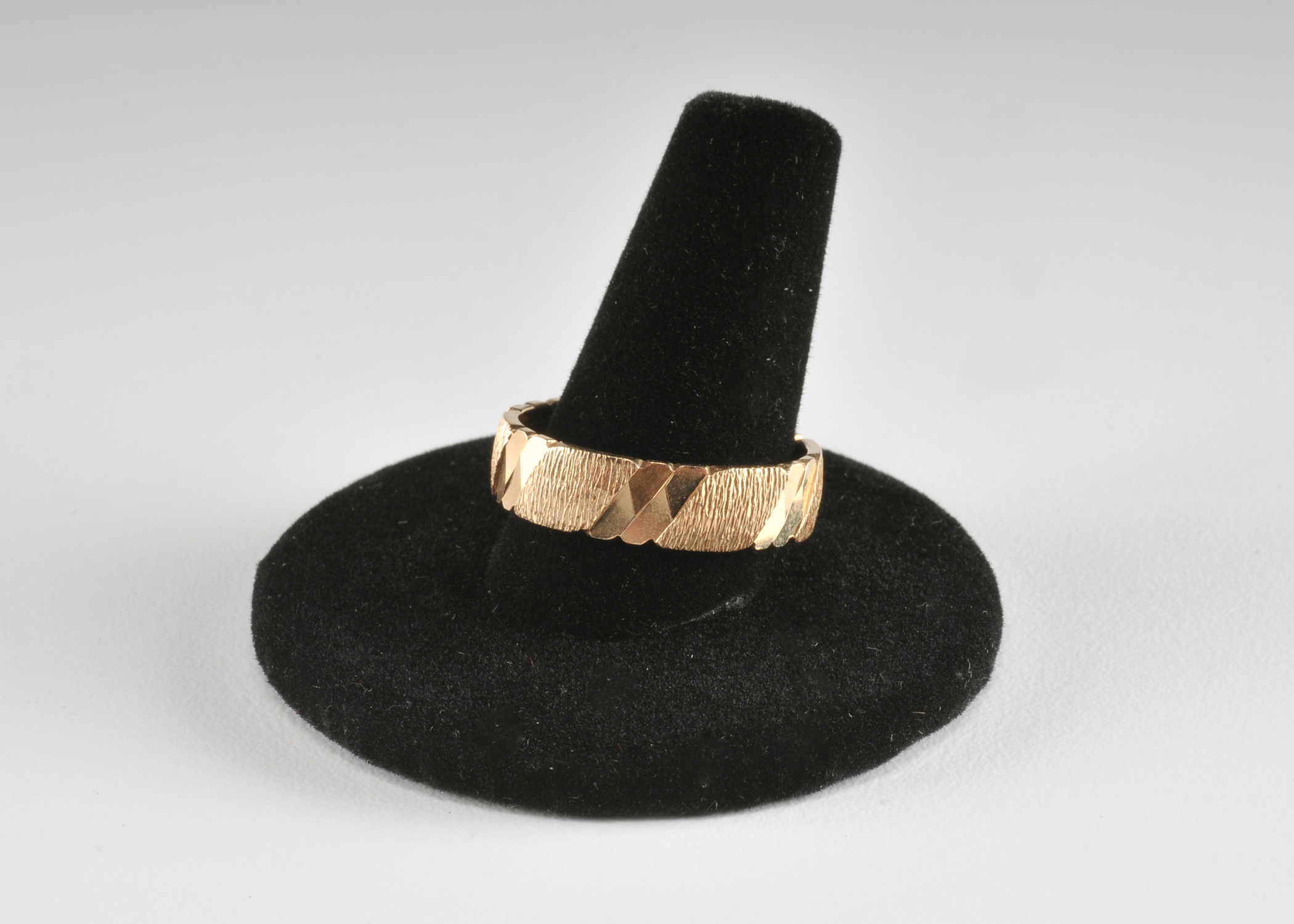 14 K yellow gold band with high polish bark design 