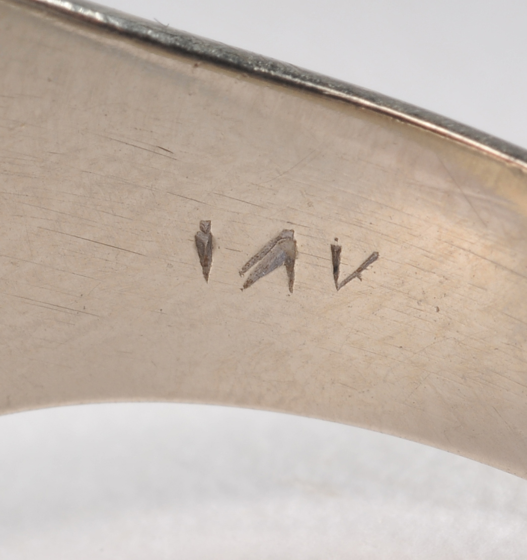 Gentleman's 14 K white gold and synthetic Star sapphire ring 