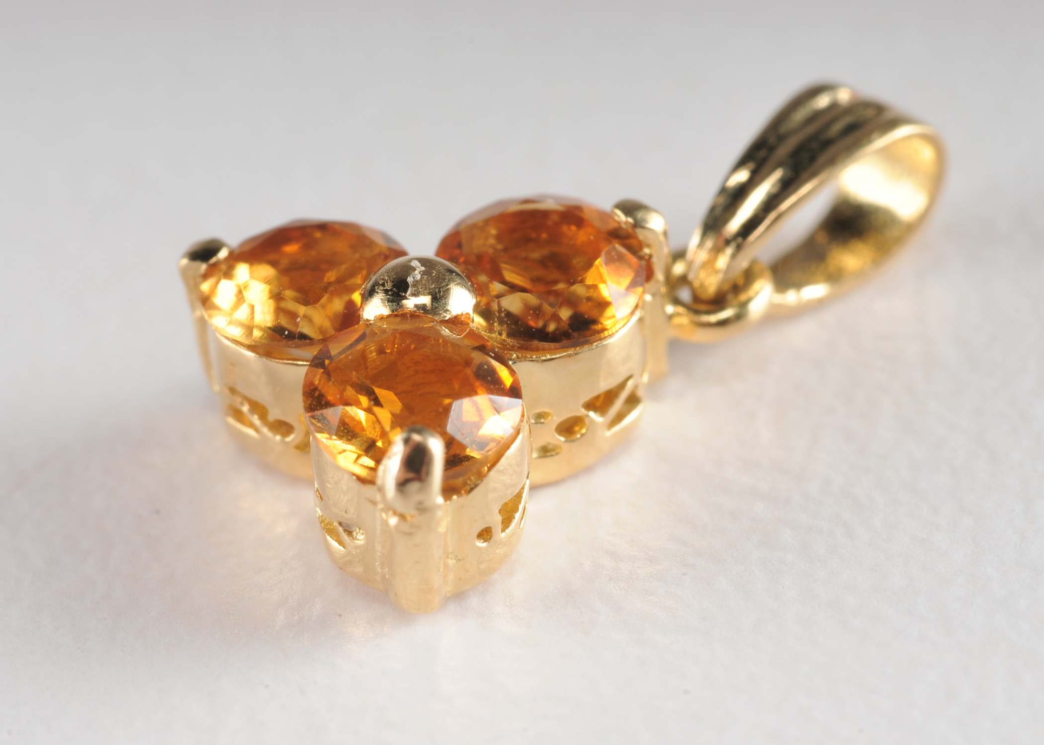 18 K yellow gold and citrine pendant 