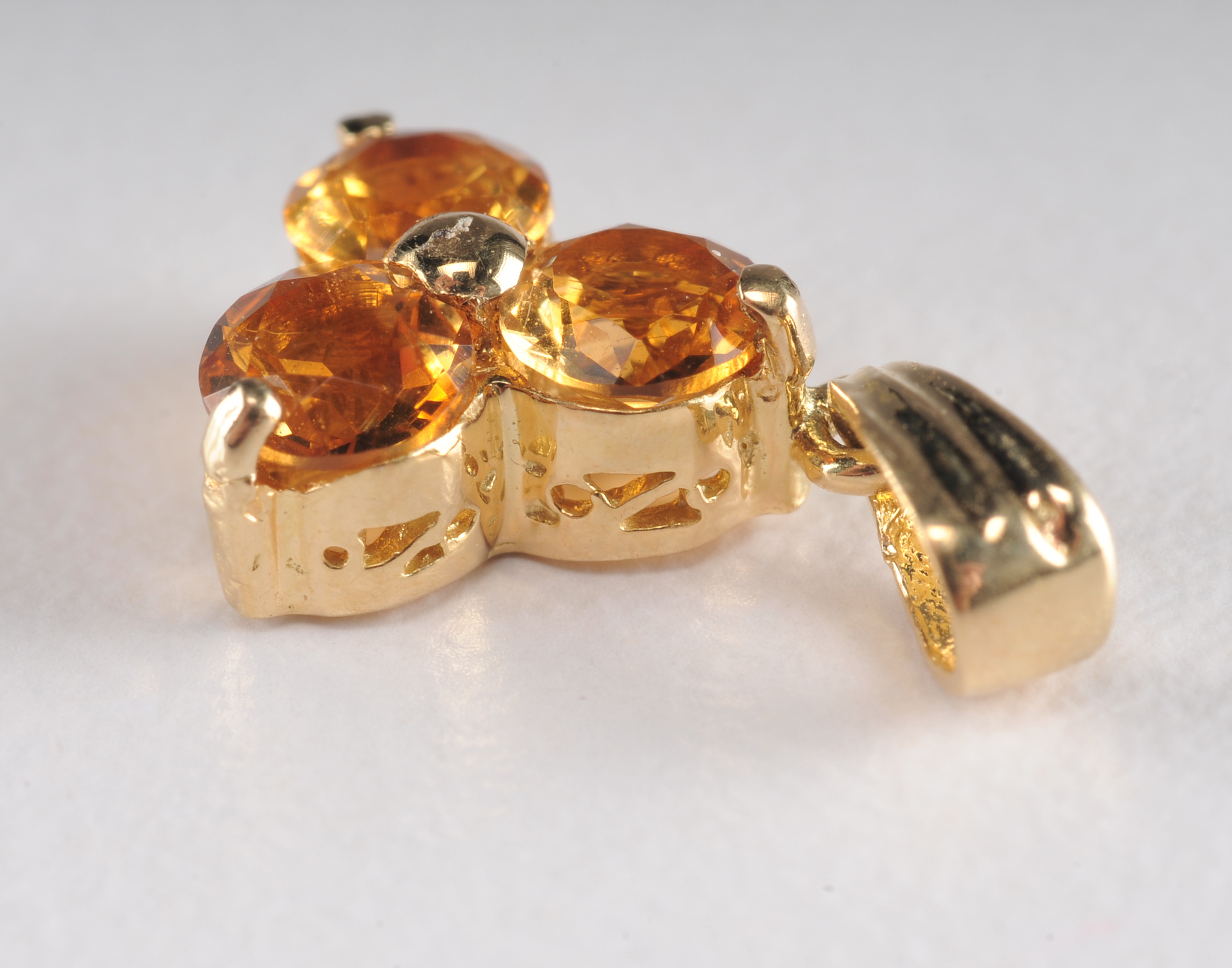 18 K yellow gold and citrine pendant 