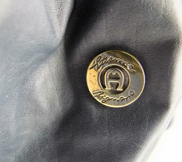 Two vintage hat boxes and a blue leather Etienne Aigner shoulderbag