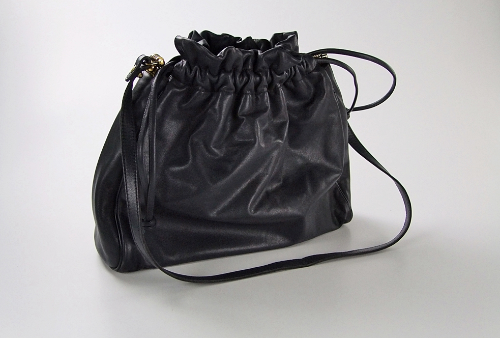 Two vintage hat boxes and a blue leather Etienne Aigner shoulderbag