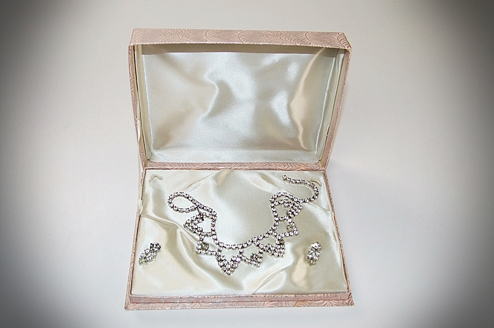 Collection of vintage rhinestone jewelry 
