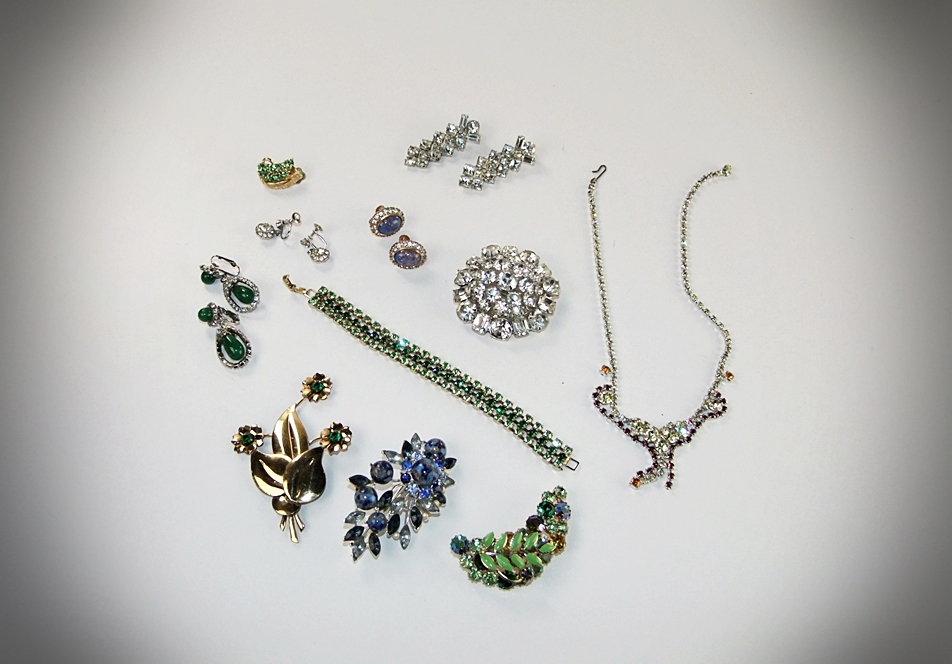 10 piece collection of vintage rhinestone jewelry 