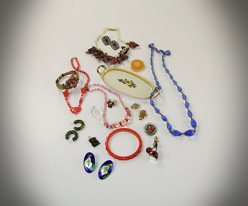 Collection of vintage jewelry 