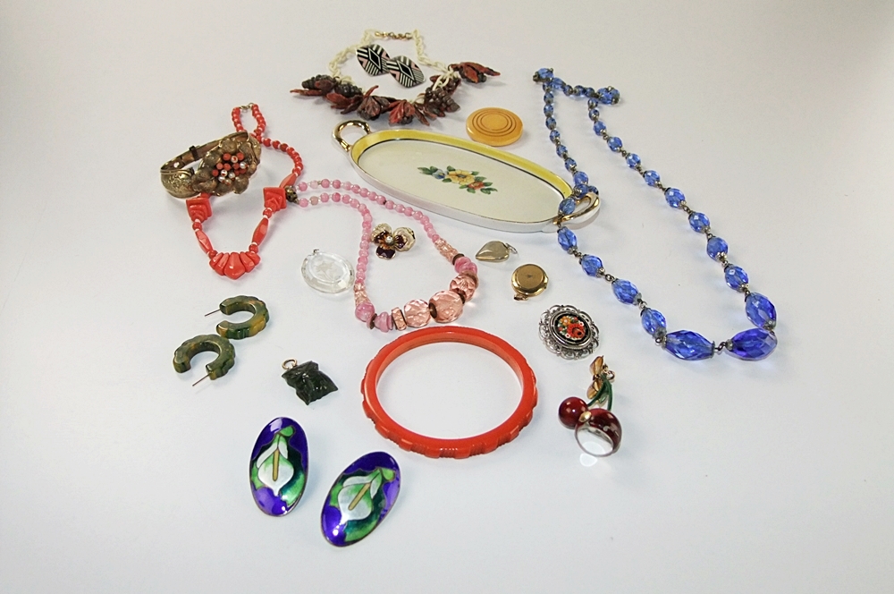 Collection of vintage jewelry 