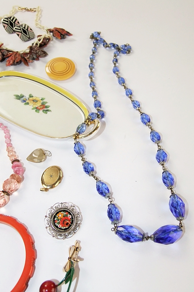Collection of vintage jewelry 