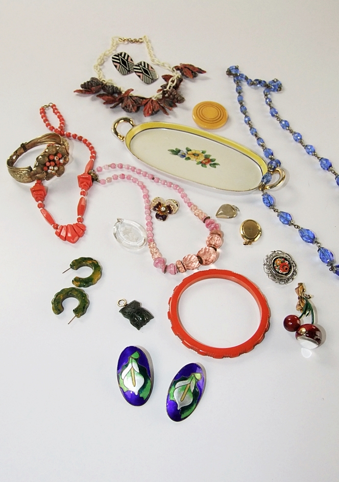 Collection of vintage jewelry 