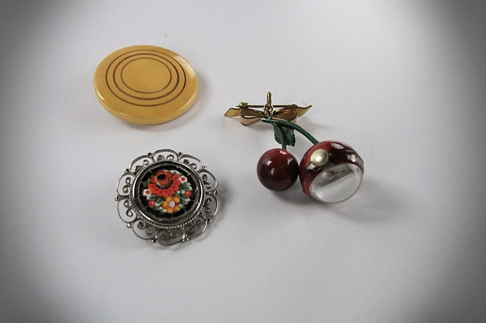 Collection of vintage jewelry 