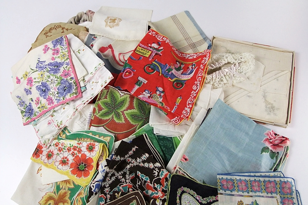 Large collection of vintage accessories 