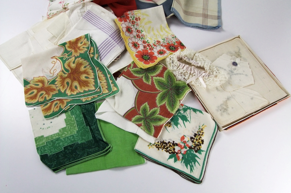 Large collection of vintage accessories 