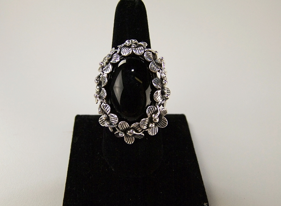  Sterling silver and black onyx floral ring