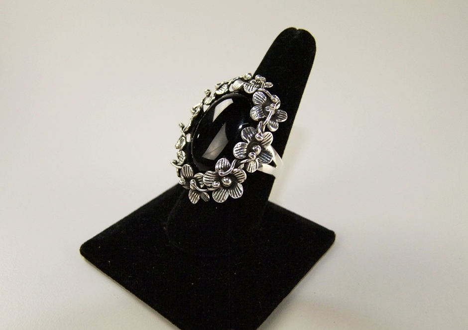  Sterling silver and black onyx floral ring