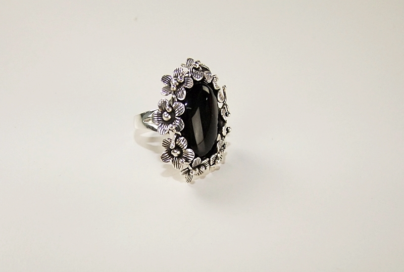  Sterling silver and black onyx floral ring