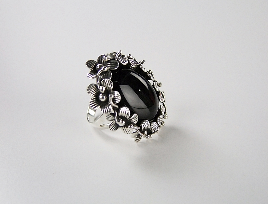  Sterling silver and black onyx floral ring