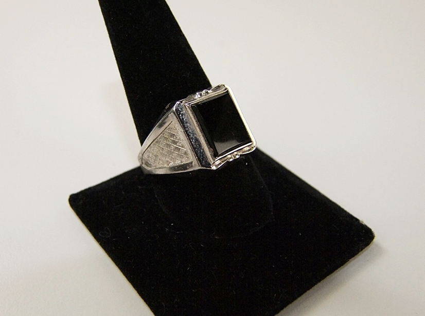 Vintage Gentleman's sterling silver and black onyx ring