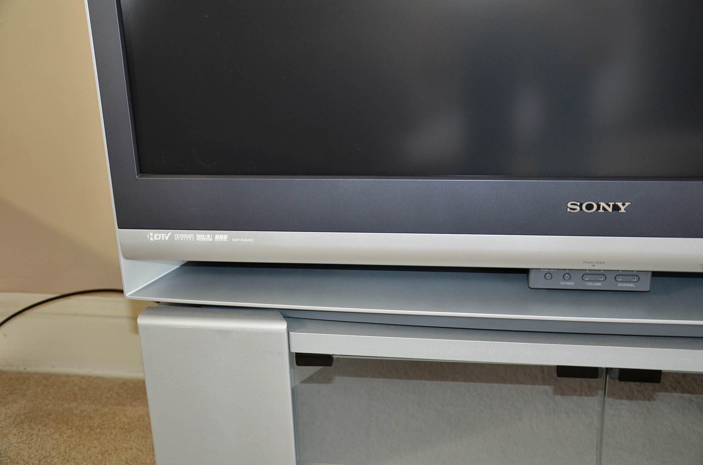 Sony 41" KDF-EA42A10 console television.
