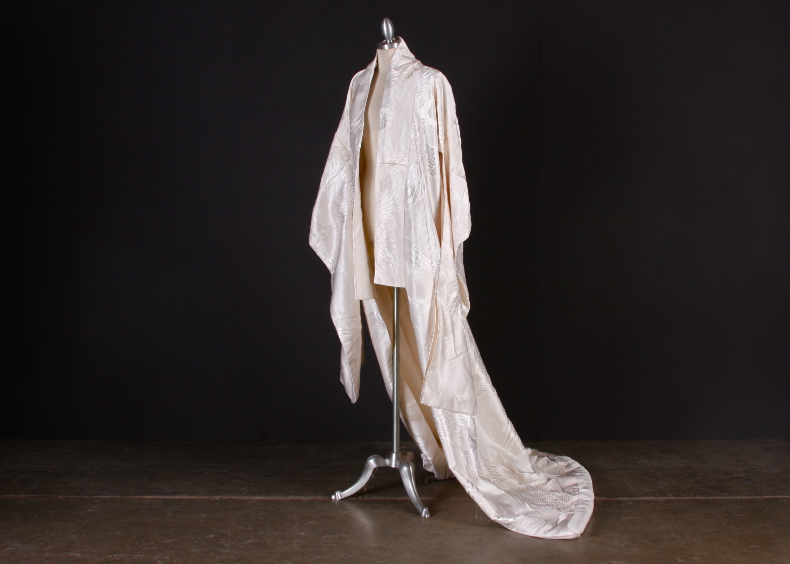 Japanese Shiromuku Wedding Kimono in Ivory damask depicting Cranes