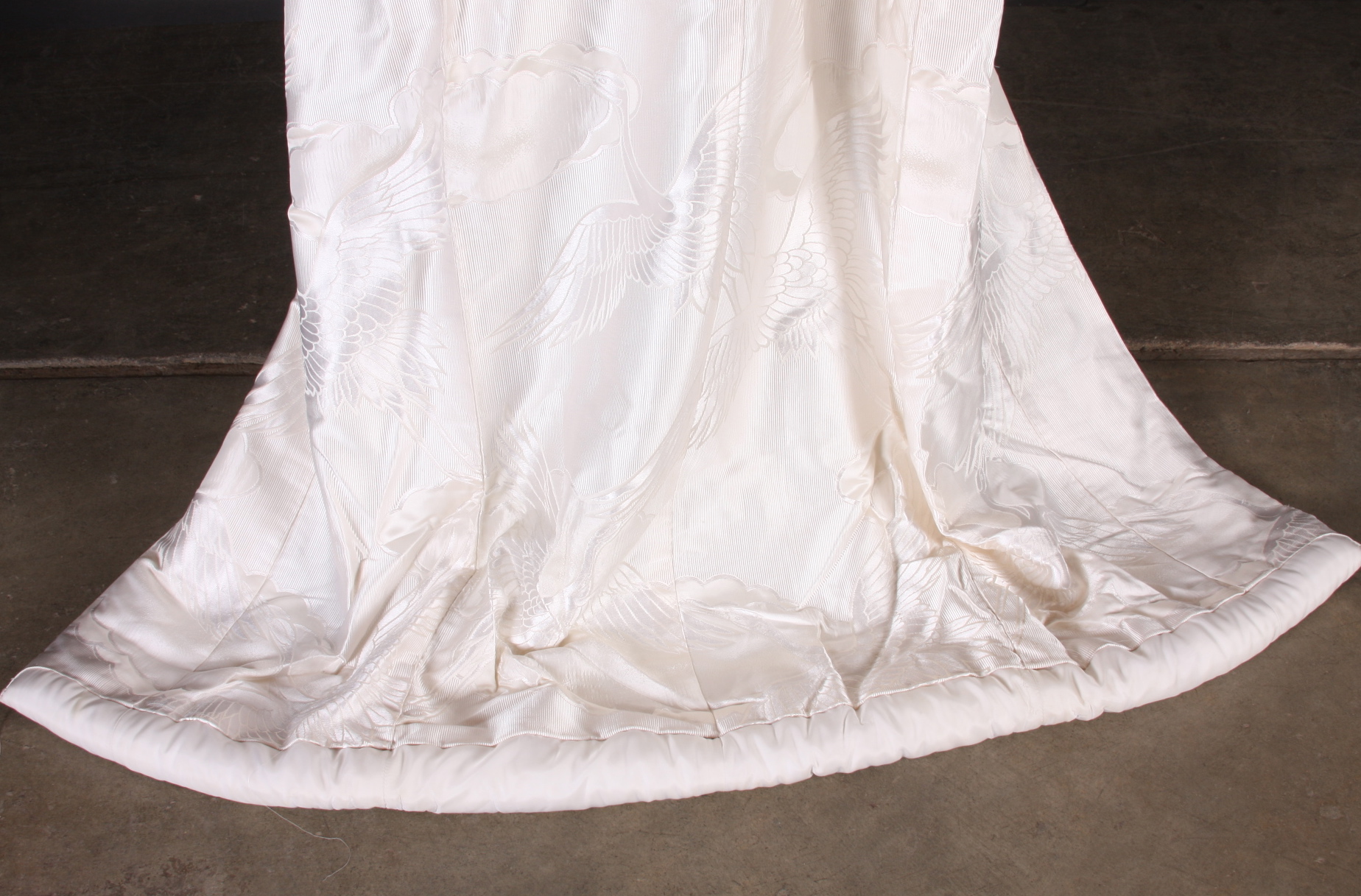 Japanese Shiromuku Wedding Kimono in Ivory damask depicting Cranes